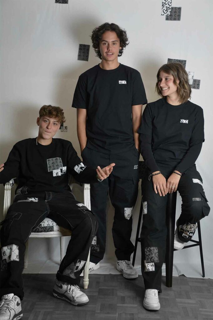 Image de la Collection 'Amble X Cylaz' : Des jeunes arborent le style unique des vêtements tels que le t-shirt et le cargo. Explorez la collaboration.
