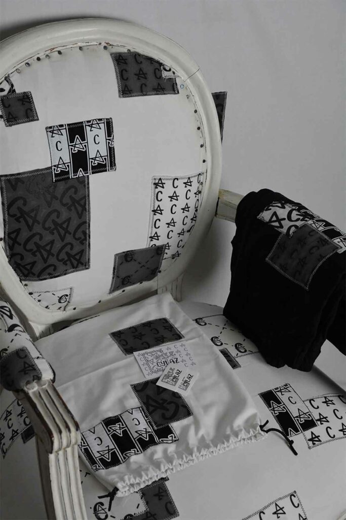 Image de la collection Amble X Cylaz montrant la chaise customisé et remise à neuf avec des imprimés des illustrations de la collection avec la pochette pour son cargo et les stickers.
